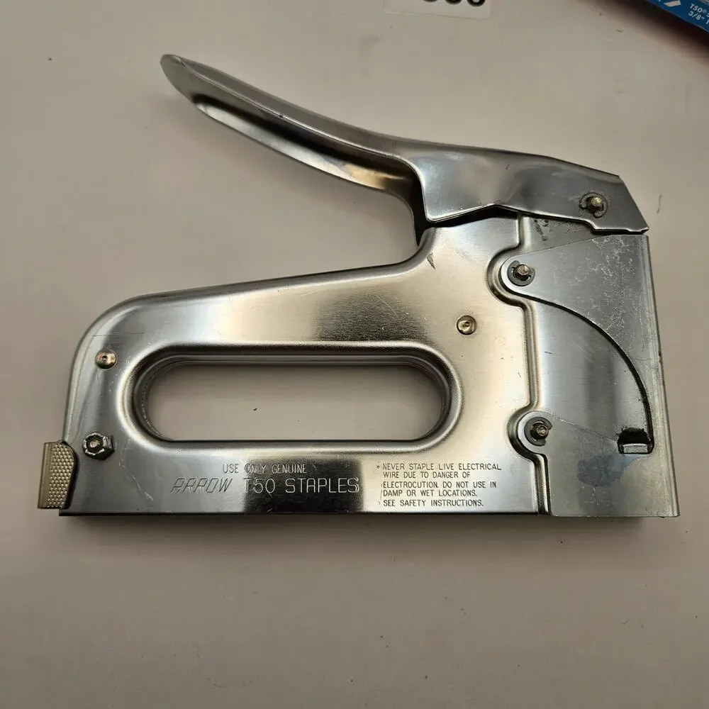 ARROW T50 HEAVY DUTY MANUAL STAPLE GUN + 5000 1/4 INCH + 2500 3/8 INCH STAPLE